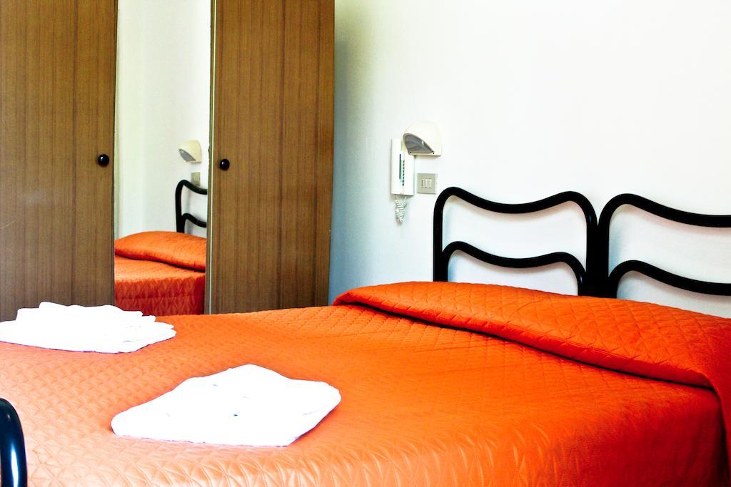 Hotel Leda Rimini Rum bild
