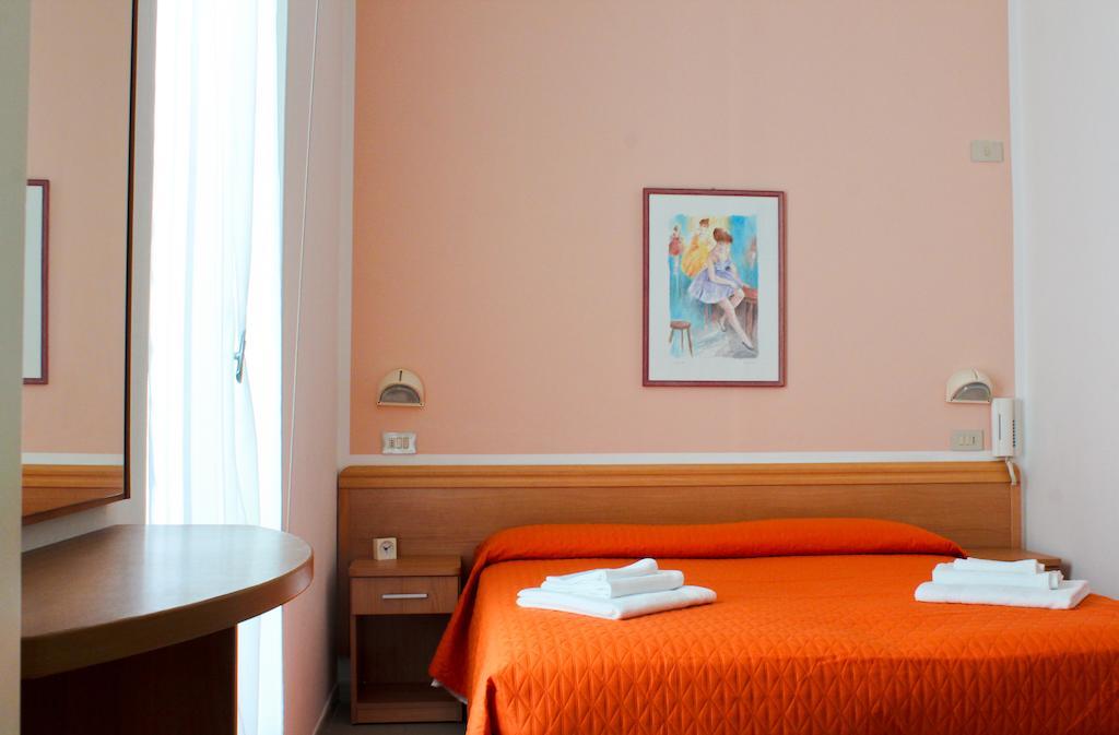 Hotel Leda Rimini Rum bild