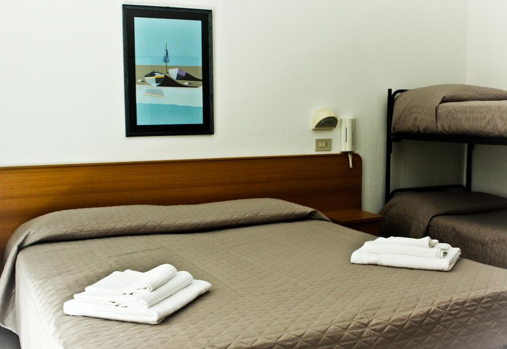 Hotel Leda Rimini Rum bild